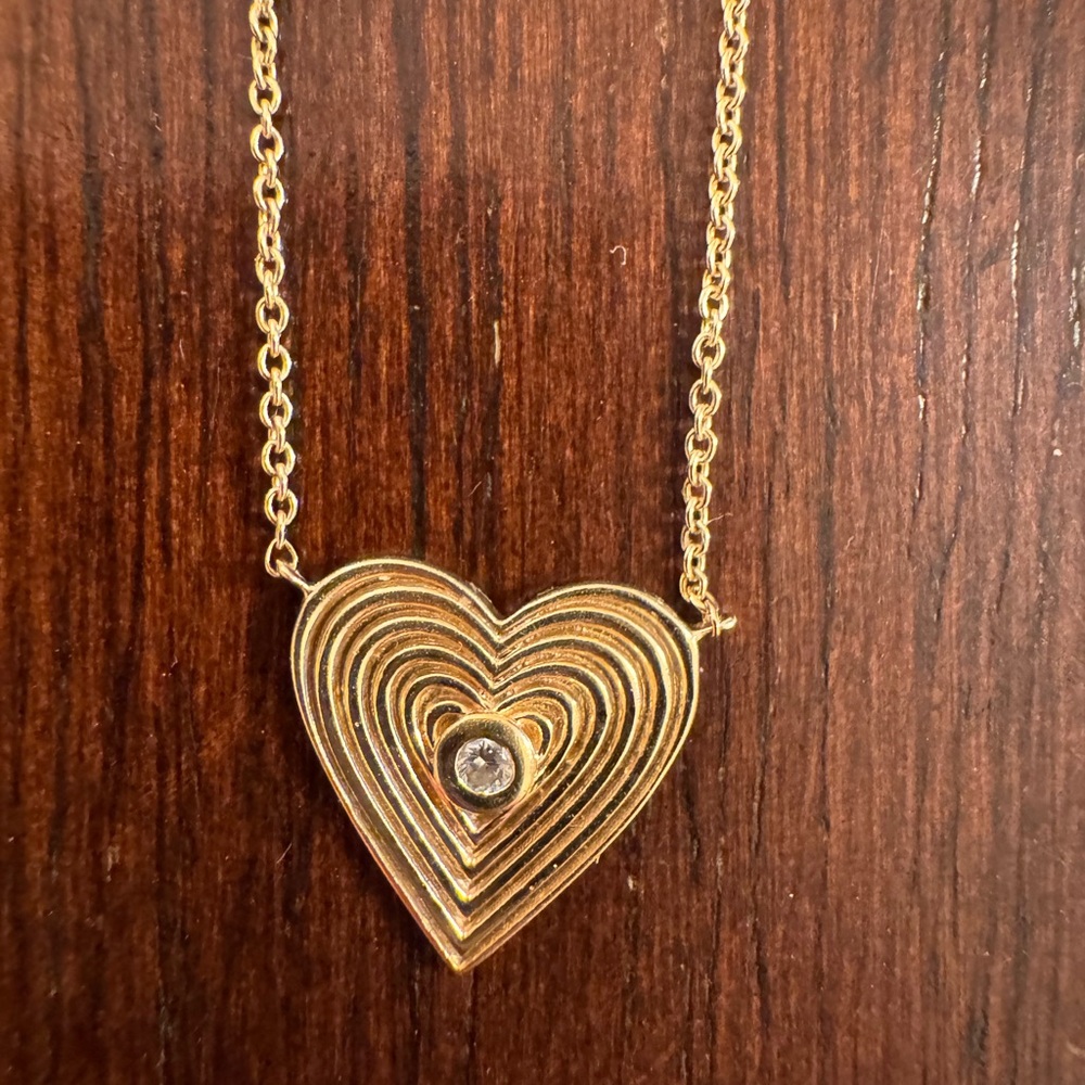 14k solid gold fluted heart pendant